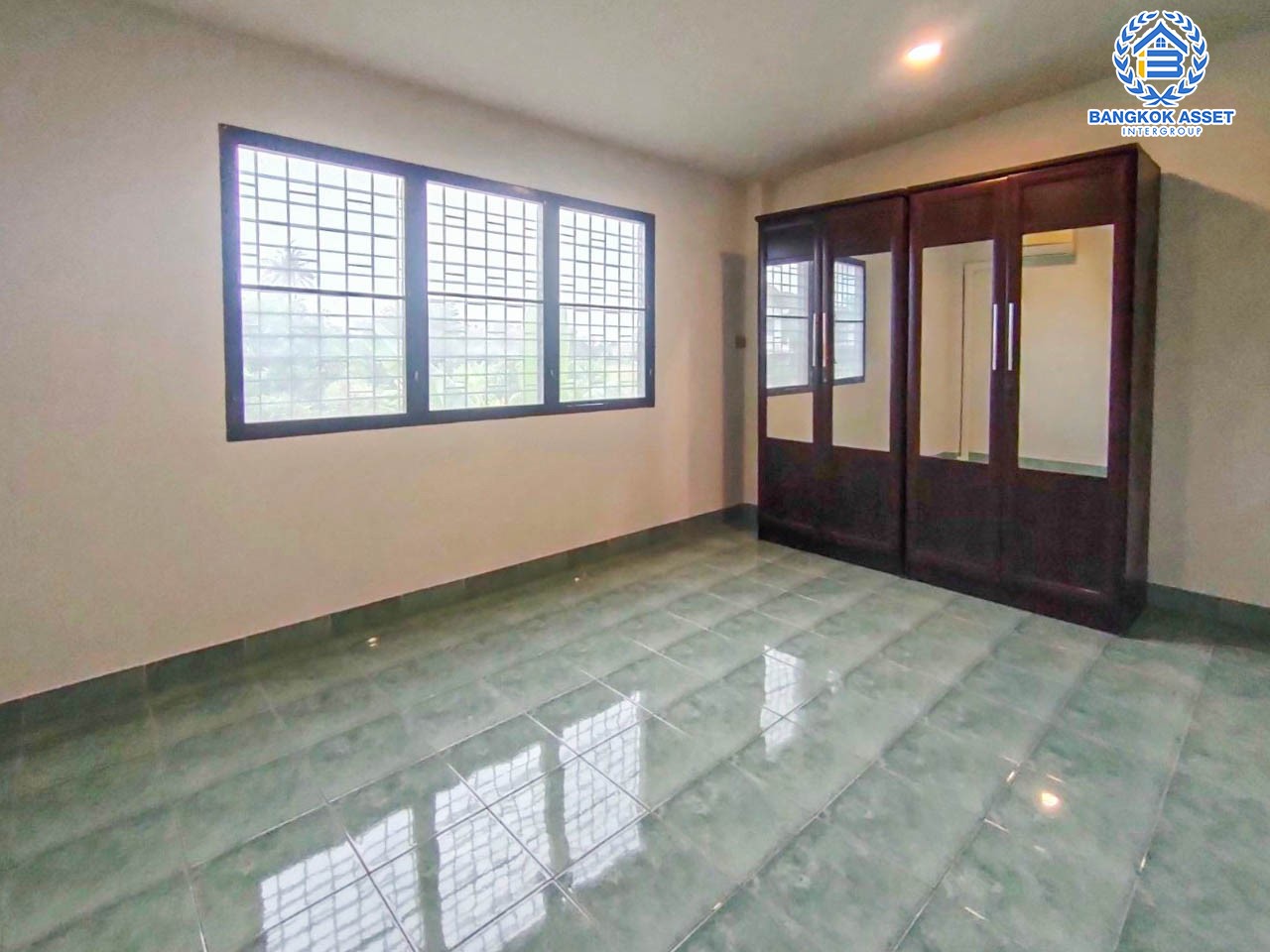 *****บ้านมือสองตกแต่งใหม่ ม.ซอยทวีวัฒนา39  เลียบคลองทวีวัฒนา เนื้อที่ 21 ตร.ว. ฟังก์ชัน 2 ห้องนอน 2 ห้องน้ำ จอดรถได้ 1 คัน บนสุดยอดทำเลเดินทางสะดวก ใกล้ทางคู่ขนานลอยฟ้าบรมราชชนนี ม.มหิดล เซ็นทรัลศาลายา และรายล้อมด้วยสิ่งอำนวยความสะดวกครบ